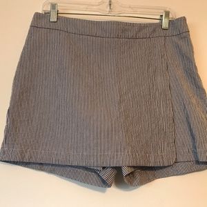 10P Talbots navy/white striped seersucker skort